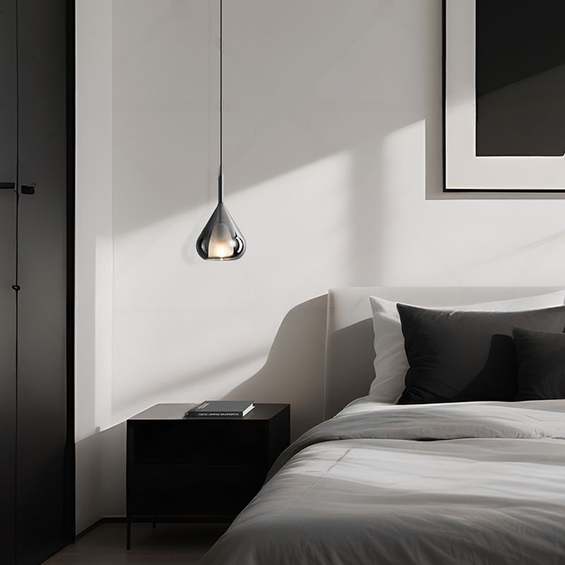 Modern glaspendel i vattendroppsdesign med LED och justerbar höjd