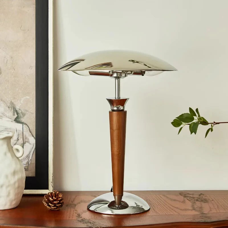 Bordslampa i modern retro design med träfot och metallskärm för sovrum kontor vardagsrum