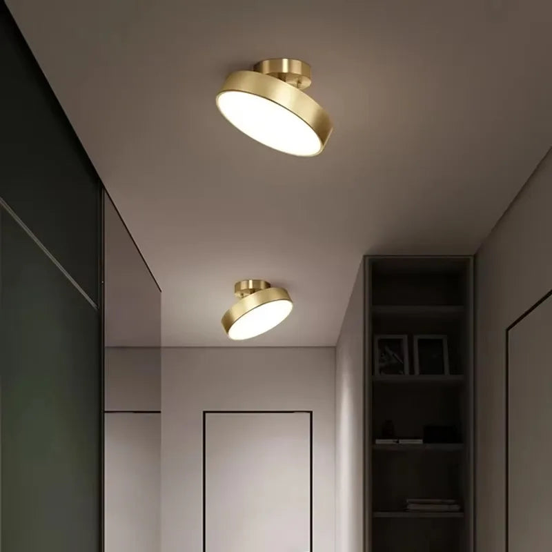 Minimalistisk LED taklampa i guld med justerbart lamphuvud för hall, korridor och små utrymmen