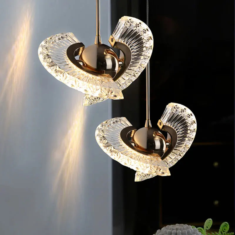 Modern pendellampa i metall med kristallinspirerad design för vardagsrum matsal