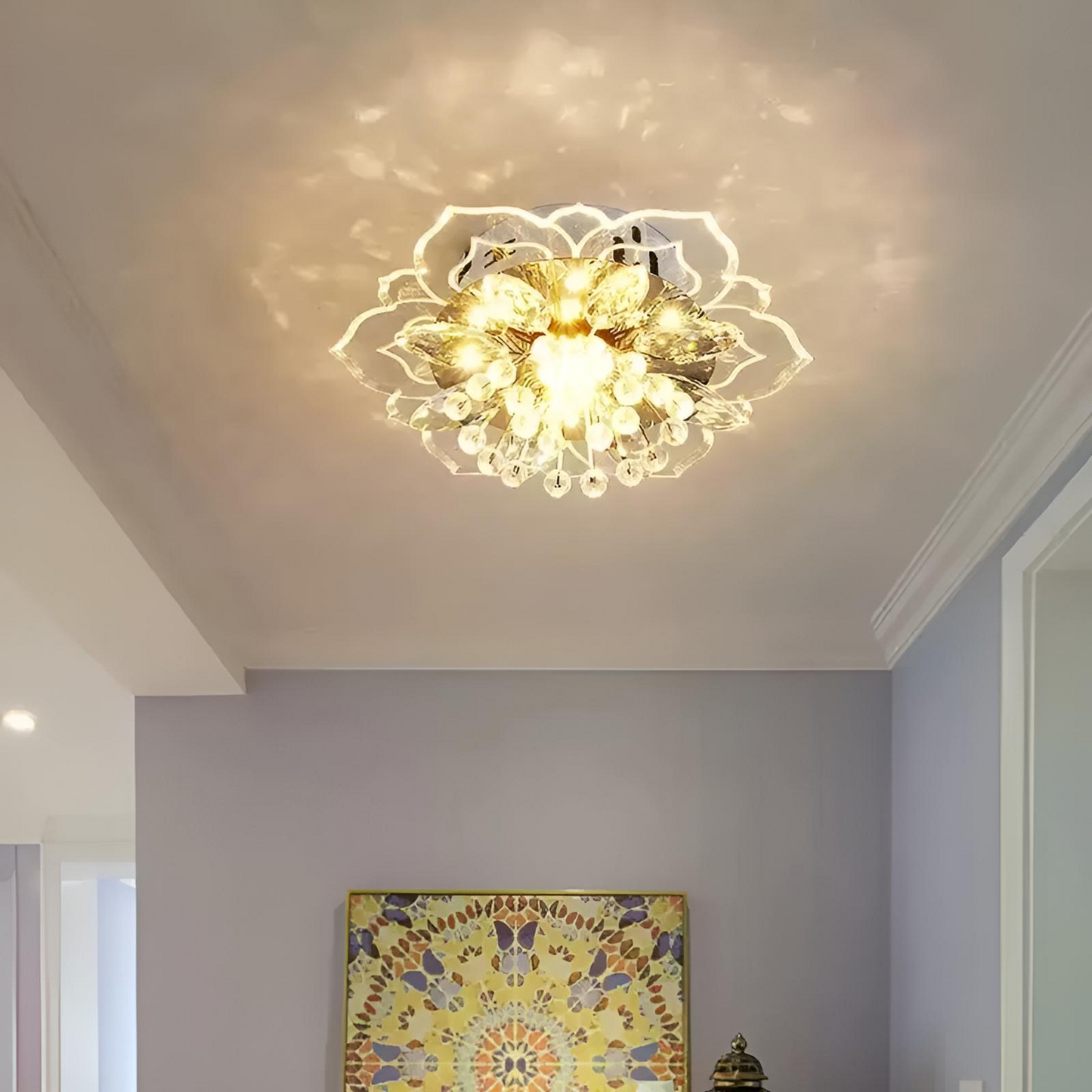 Modern taklampa med kristalldetaljer i blomdesign