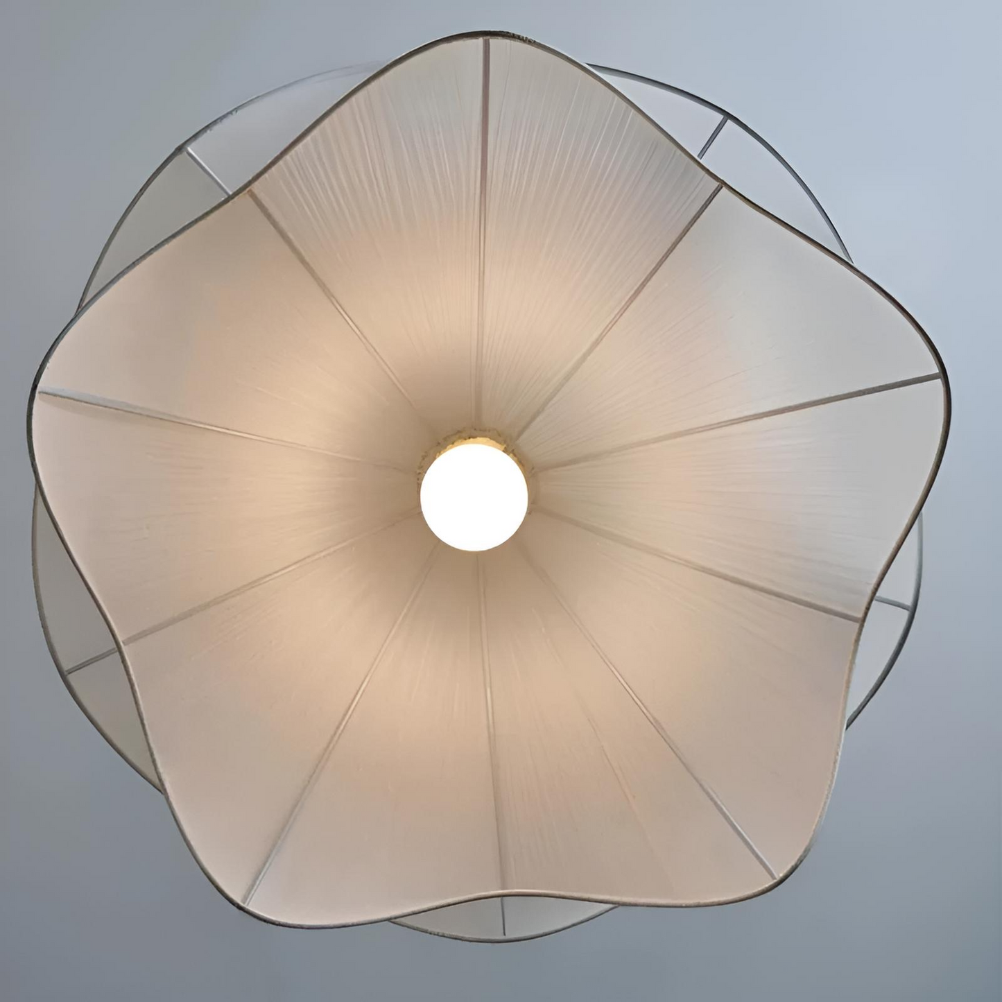 Nordisk tygpendellampa i cream stil med vågformad design för vardagsrum sovrum