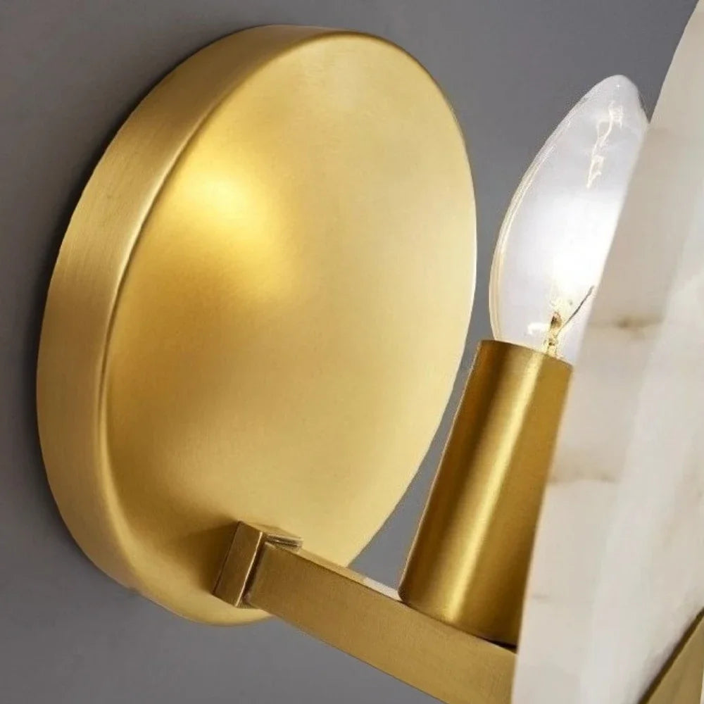 Modern vägglampa i marmor med alabasterkupa och mässingsdetaljer