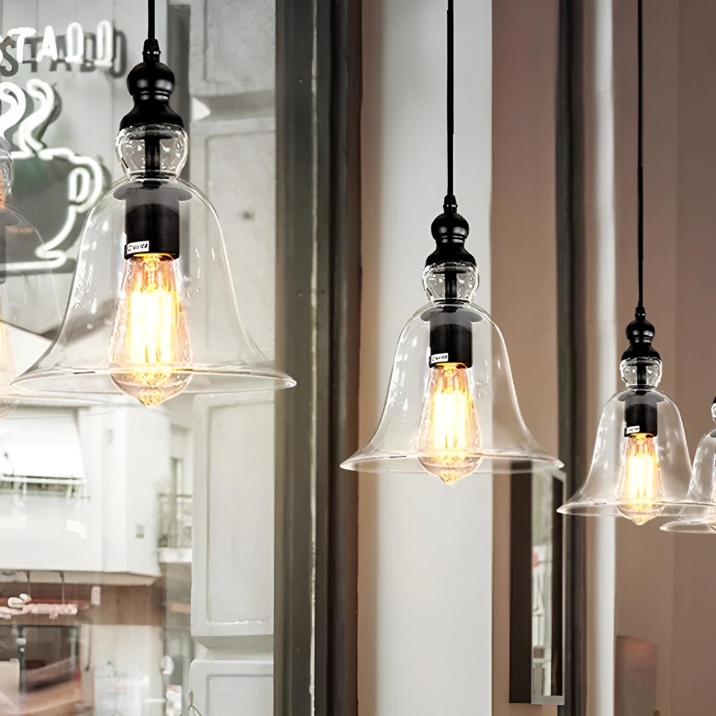 Glaspendel i klockform med svart metallfäste för kök och vardagsrum
