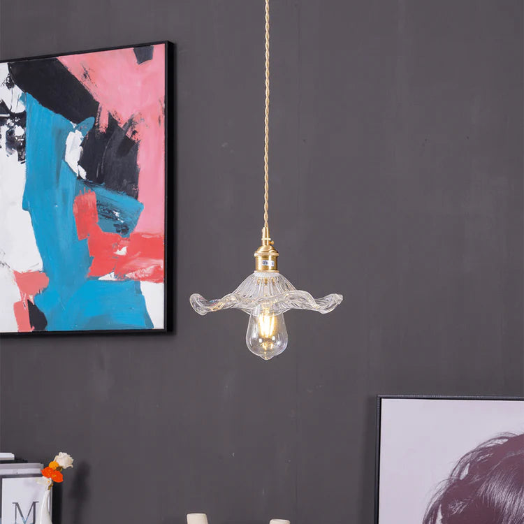 Pendellampa i glas med vågig lampskärm och mässingsdetaljer för kök och vardagsrum