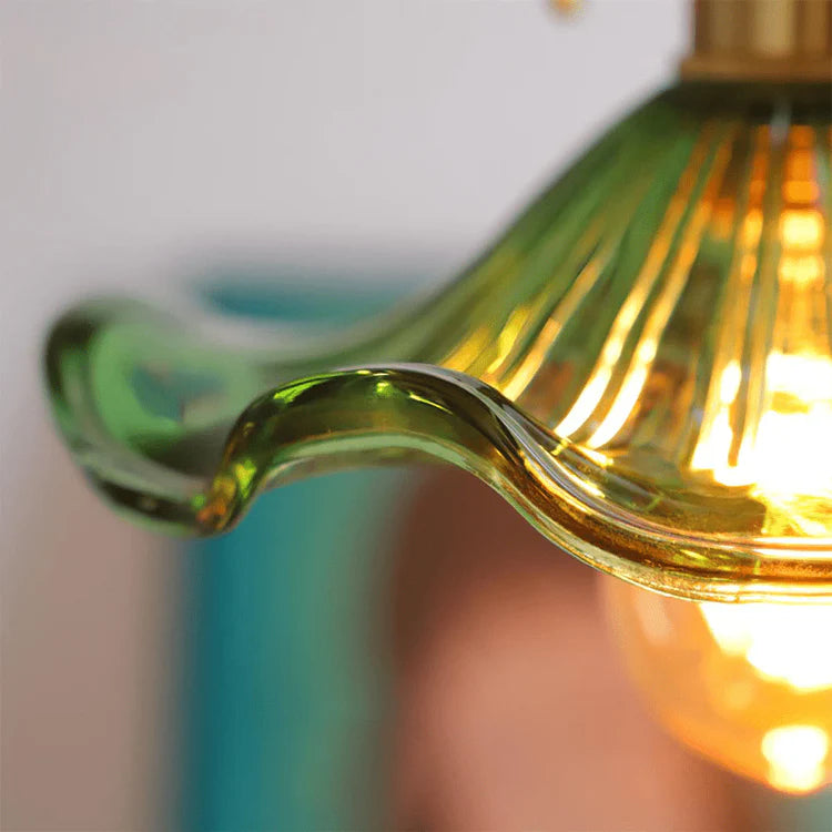 Pendellampa i glas med vågig lampskärm och mässingsdetaljer för kök och vardagsrum
