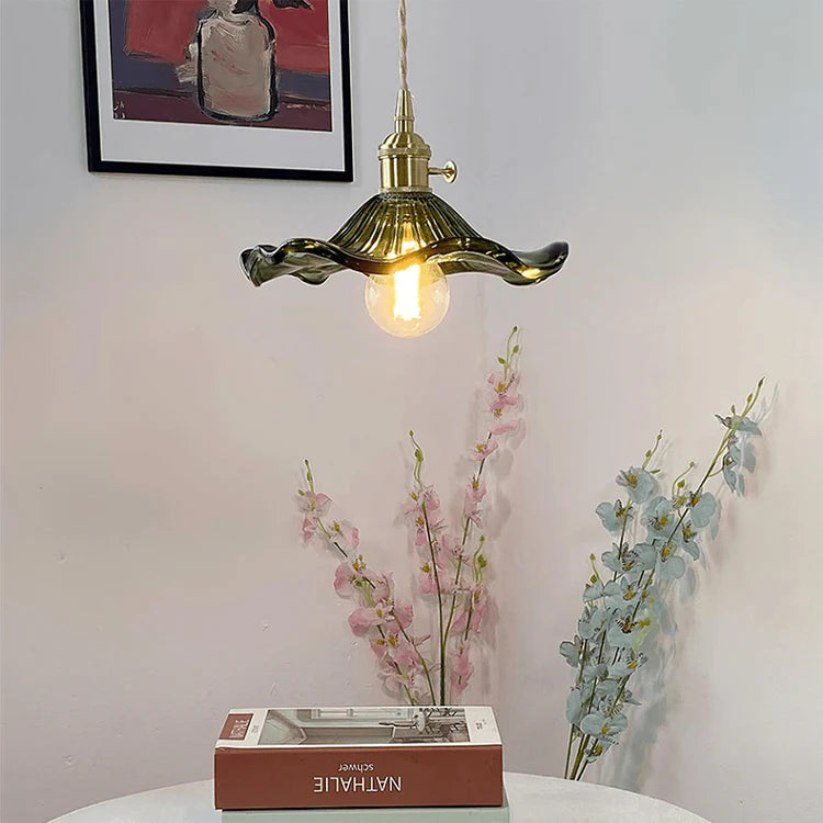 Pendellampa i glas med vågig lampskärm och mässingsdetaljer för kök och vardagsrum