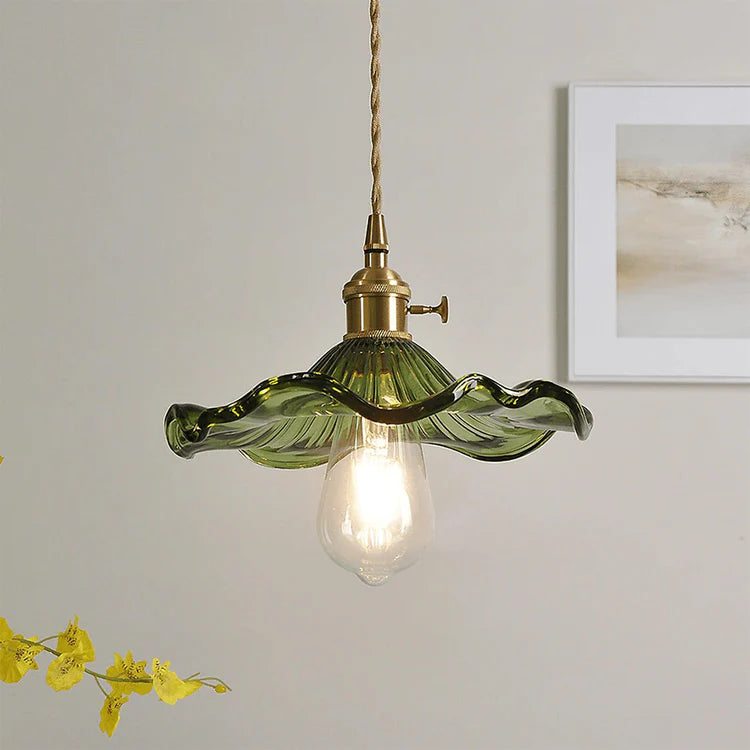 Pendellampa i glas med vågig lampskärm och mässingsdetaljer för kök och vardagsrum
