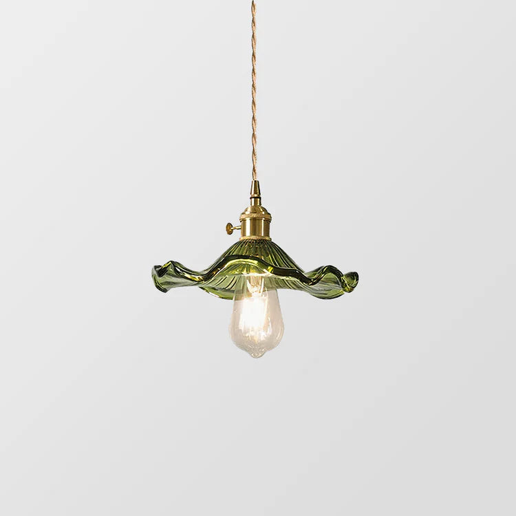 Pendellampa i glas med vågig lampskärm och mässingsdetaljer för kök och vardagsrum