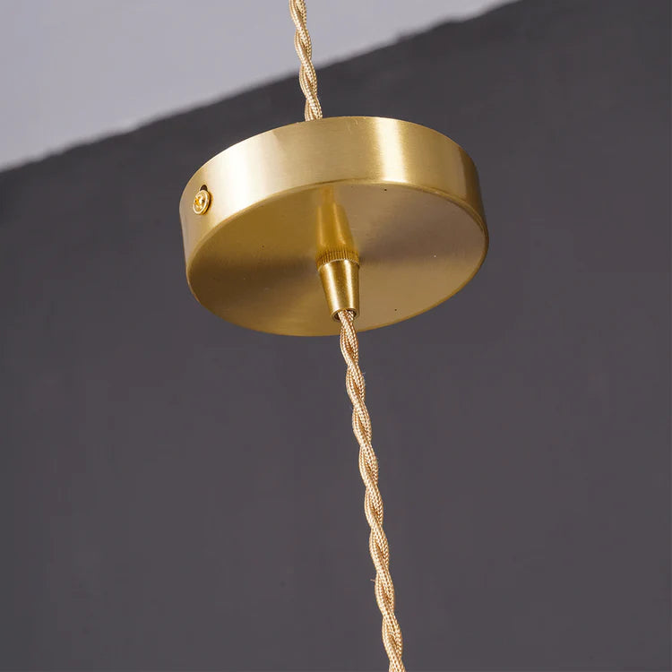 Pendellampa i glas med vågig lampskärm och mässingsdetaljer för kök och vardagsrum