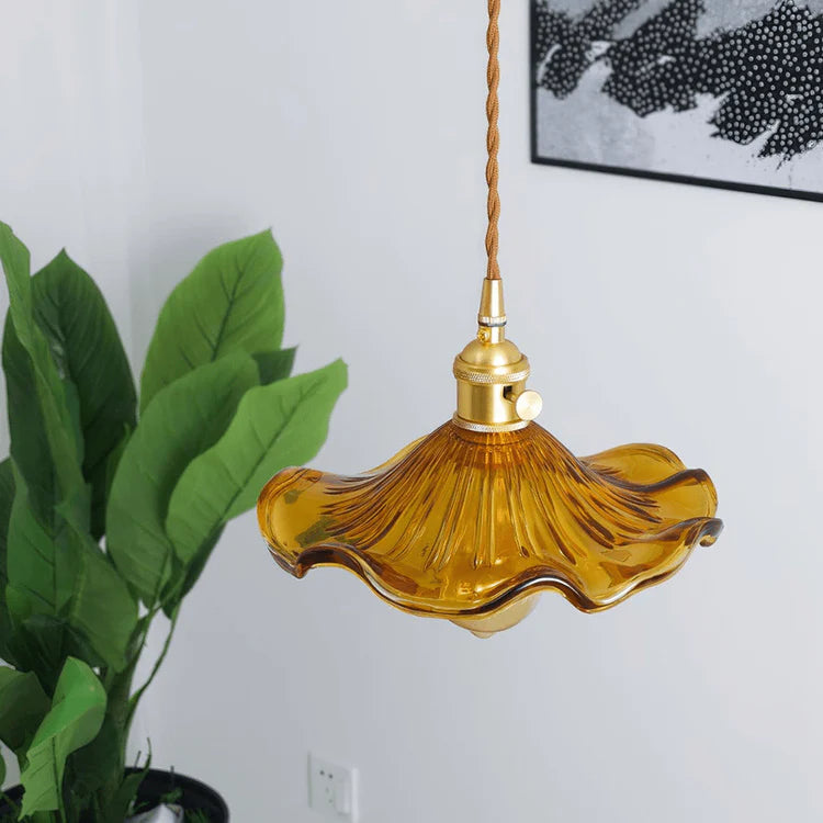 Pendellampa i glas med vågig lampskärm och mässingsdetaljer för kök och vardagsrum