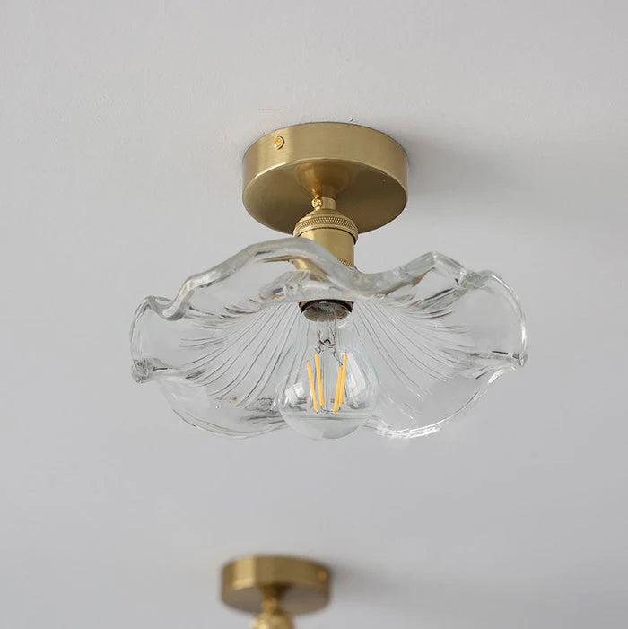 Taklampa i glas med vågig lampskärm och retrodesign för matsal och vardagsrum
