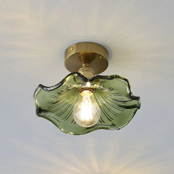 Taklampa i glas med vågig lampskärm och retrodesign för matsal och vardagsrum