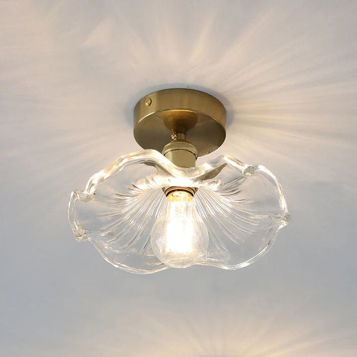 Taklampa i glas med vågig lampskärm och retrodesign för matsal och vardagsrum