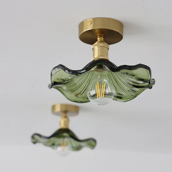 Taklampa i glas med vågig lampskärm och retrodesign för matsal och vardagsrum