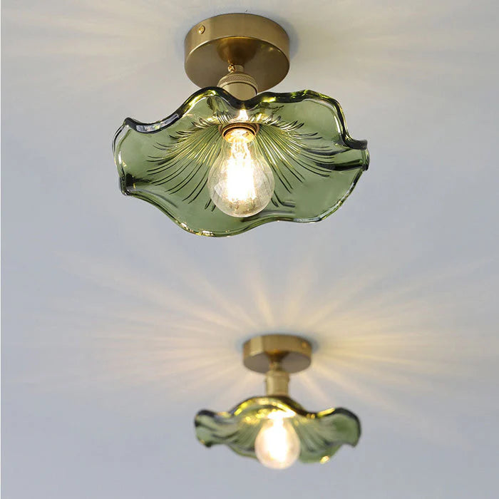 Taklampa i glas med vågig lampskärm och retrodesign för matsal och vardagsrum