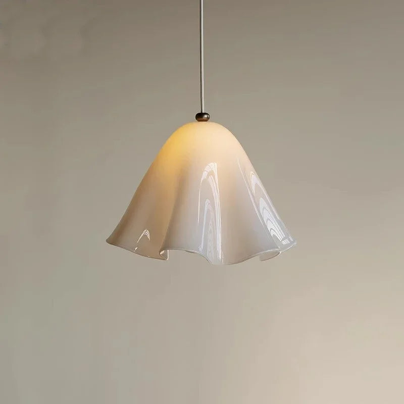 Blomformad pendellampa – fransk retrodesign i modern tolkning