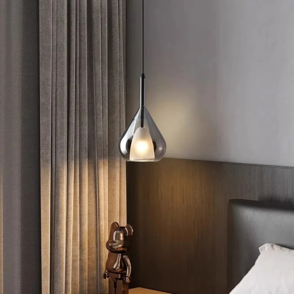 Modern glaspendel i vattendroppsdesign med LED och justerbar höjd