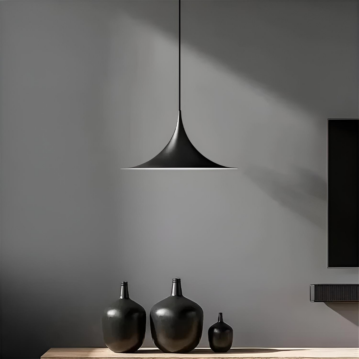 Minimalistisk pendellampa i metall med nordisk design för matsal och vardagsrum