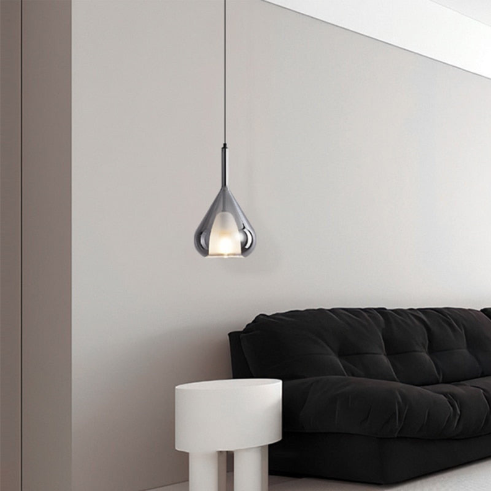 Modern glaspendel i vattendroppsdesign med LED och justerbar höjd