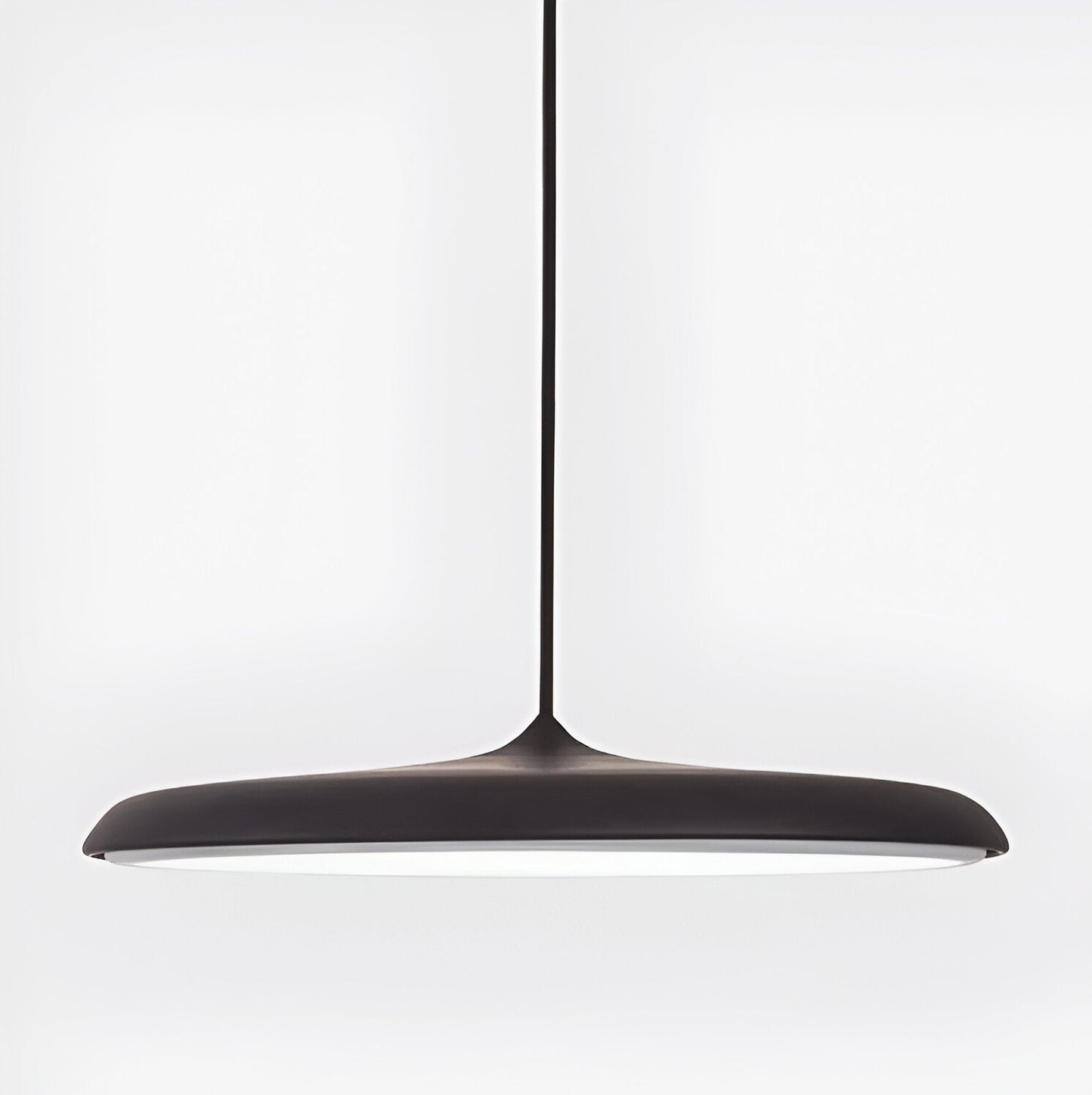 Modern pendellampa i metall med UFO-inspirerad design för matsal kök bar