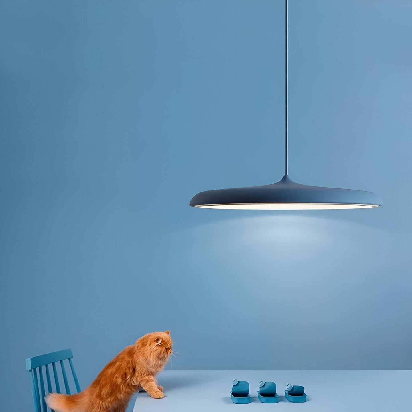 Modern pendellampa i metall med UFO-inspirerad design för matsal kök bar