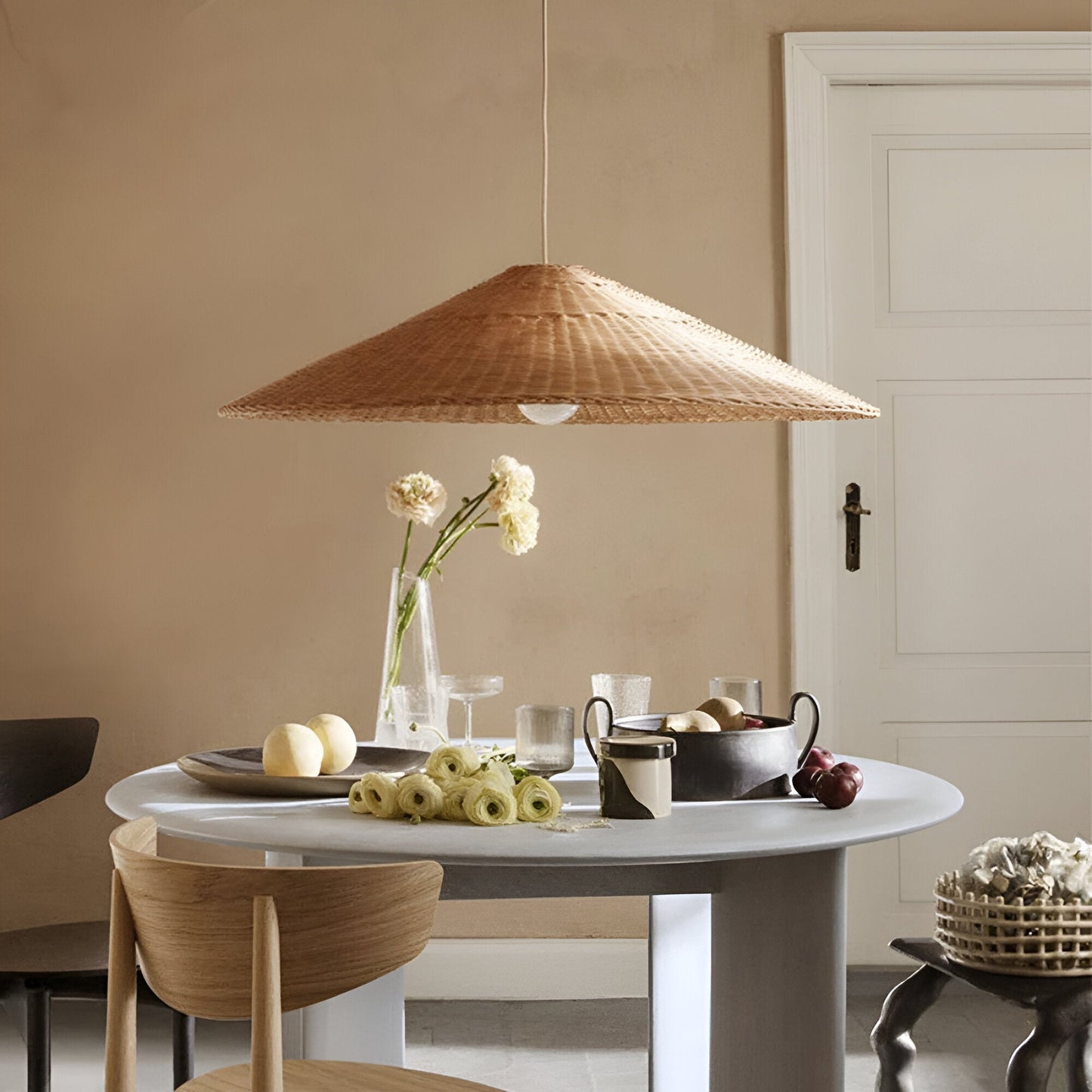 Handgjord rottinglampa i boho och japandi stil för kök vardagsrum matsal