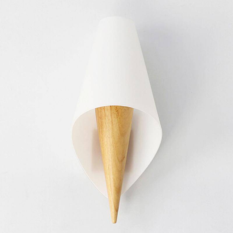 Vägglampa i trä och glas – modern och elegant design