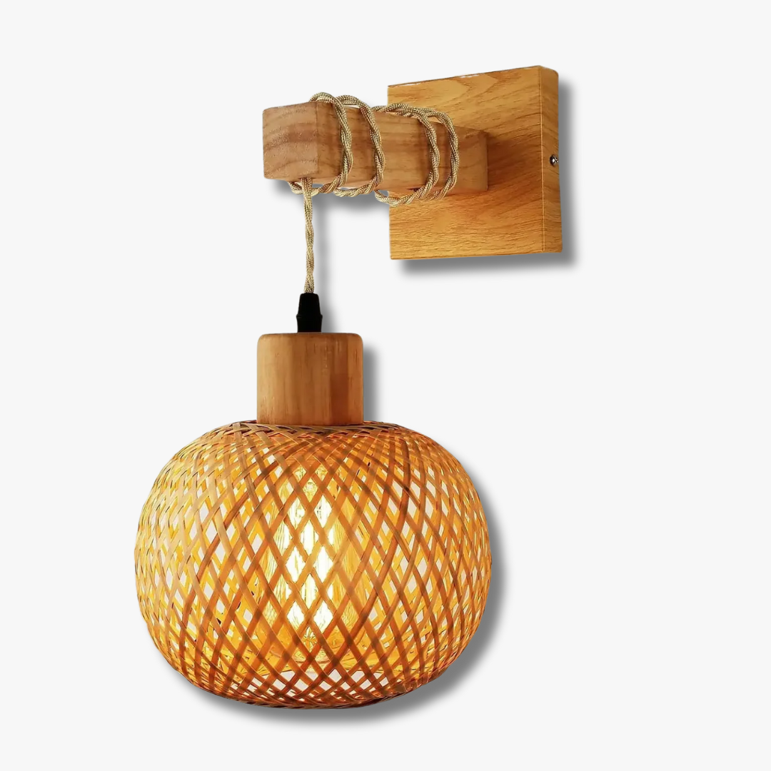 Nara – Handvävd vägglampa i bambu och rotting med naturlig design