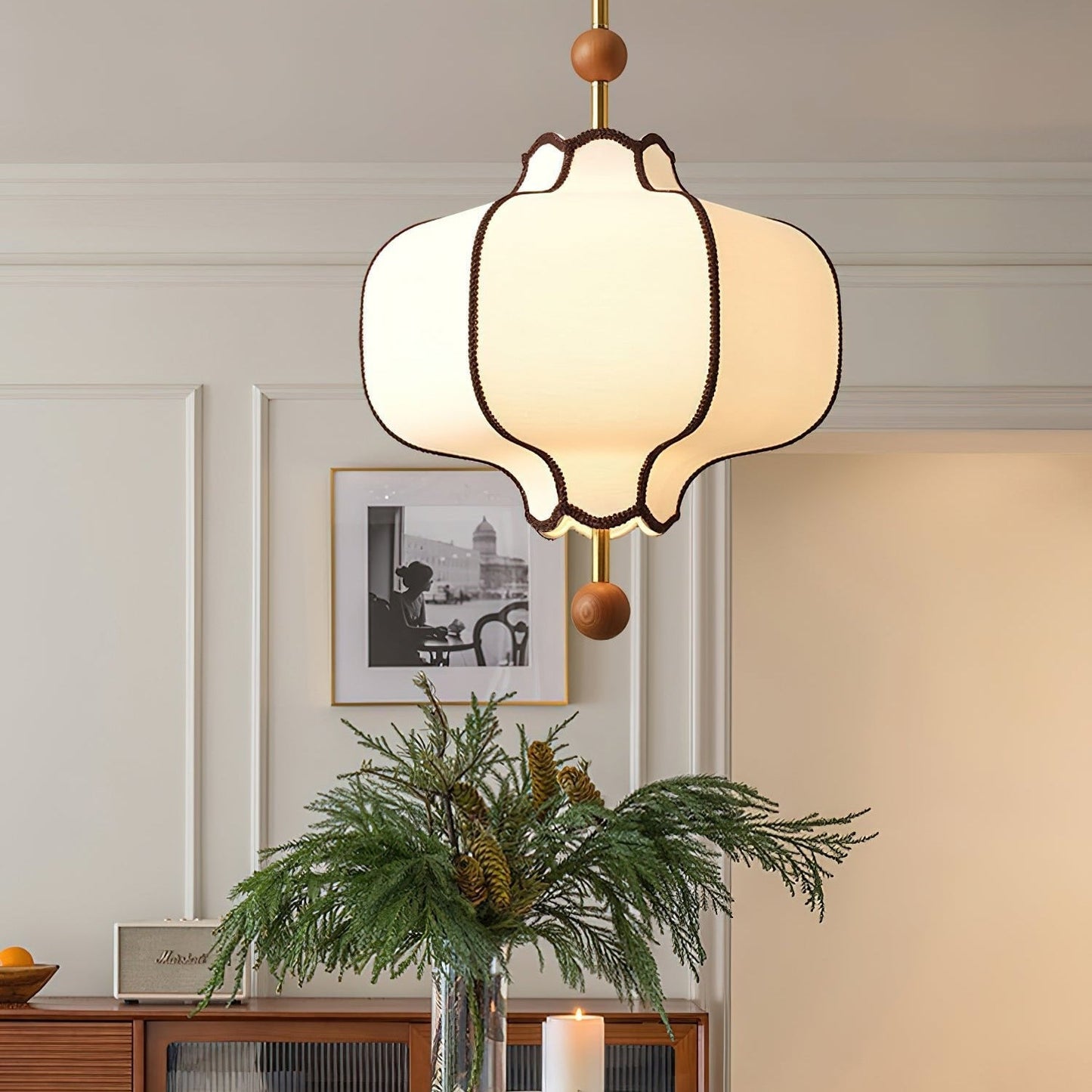 Nordisk tygpendel med valnötsdetaljer och justerbar höjd för sovrum matsal vardagsrum