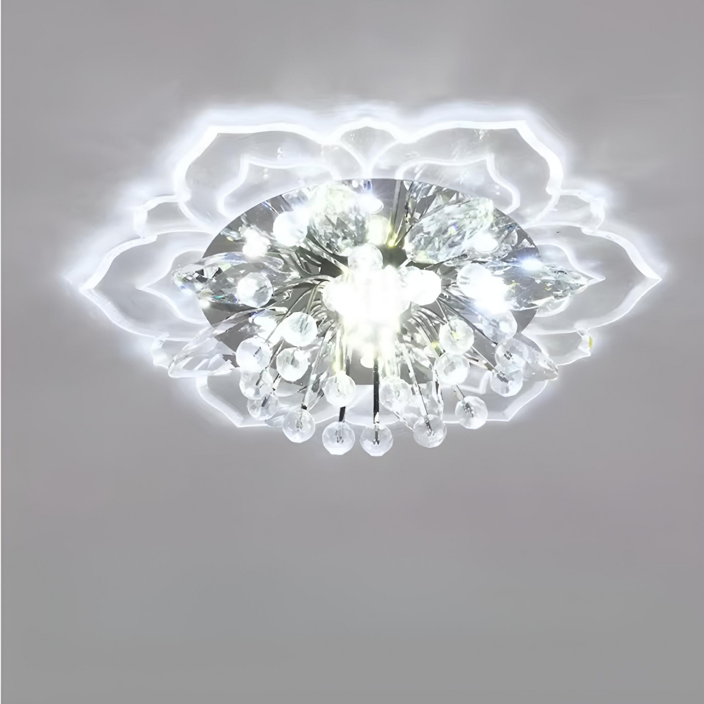Modern taklampa med kristalldetaljer i blomdesign