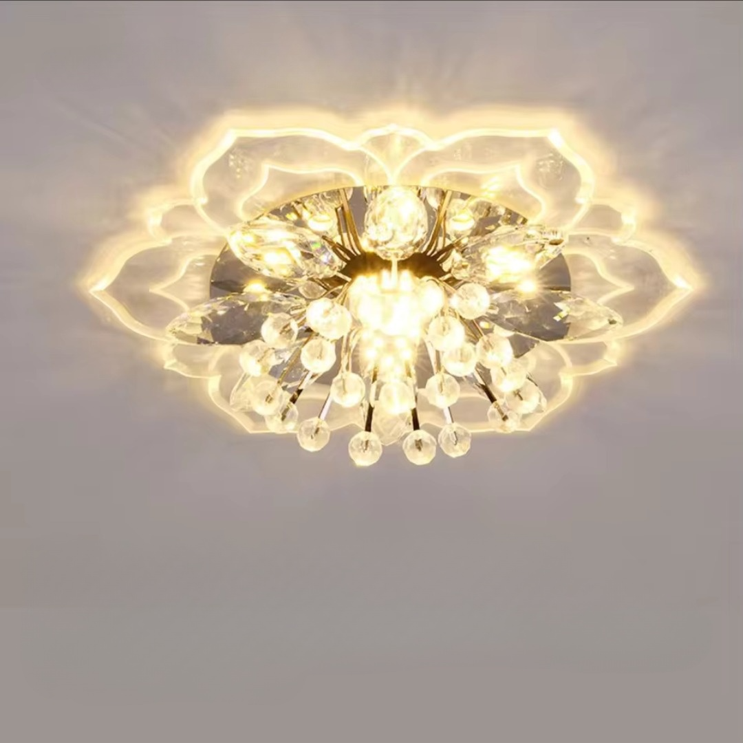 Modern taklampa med kristalldetaljer i blomdesign