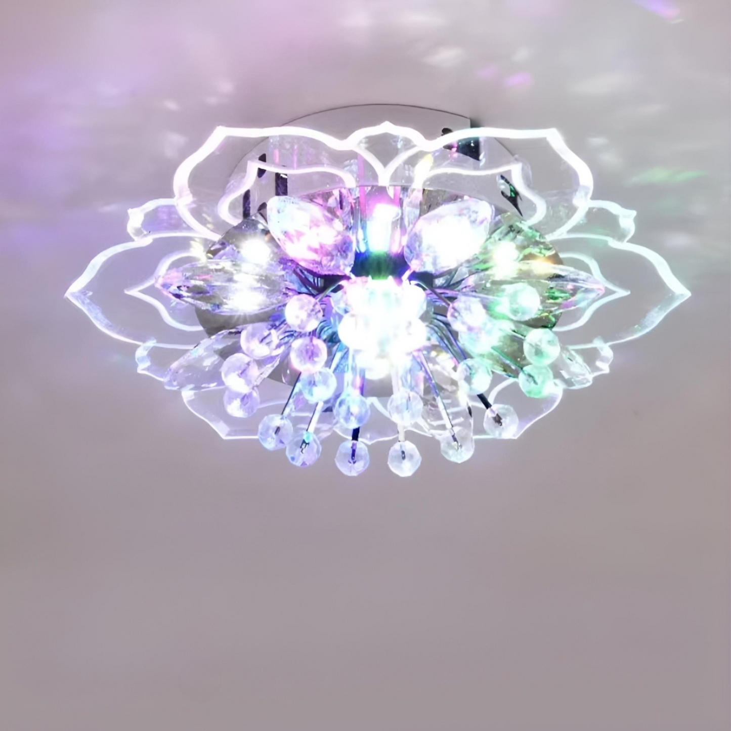 Modern taklampa med kristalldetaljer i blomdesign