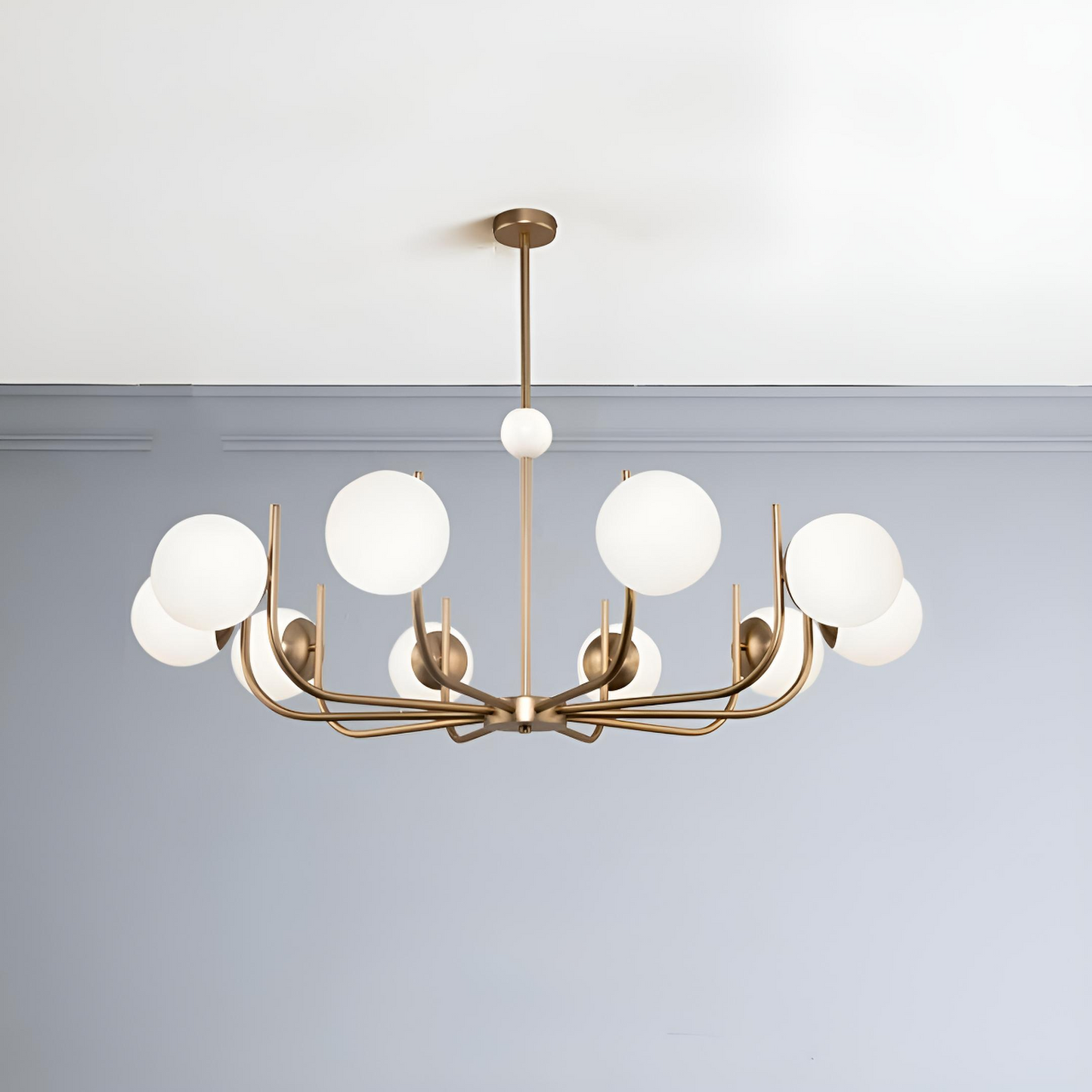 Nordisk takkrona i modern design med vita glaskupor för matsal vardagsrum