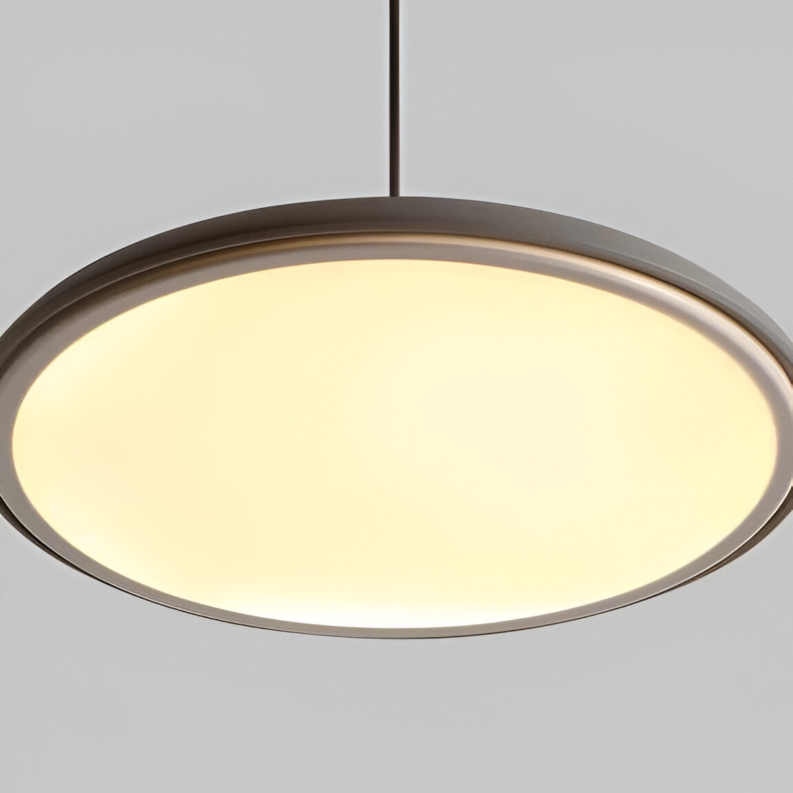 Modern pendellampa i metall med UFO-inspirerad design för matsal kök bar