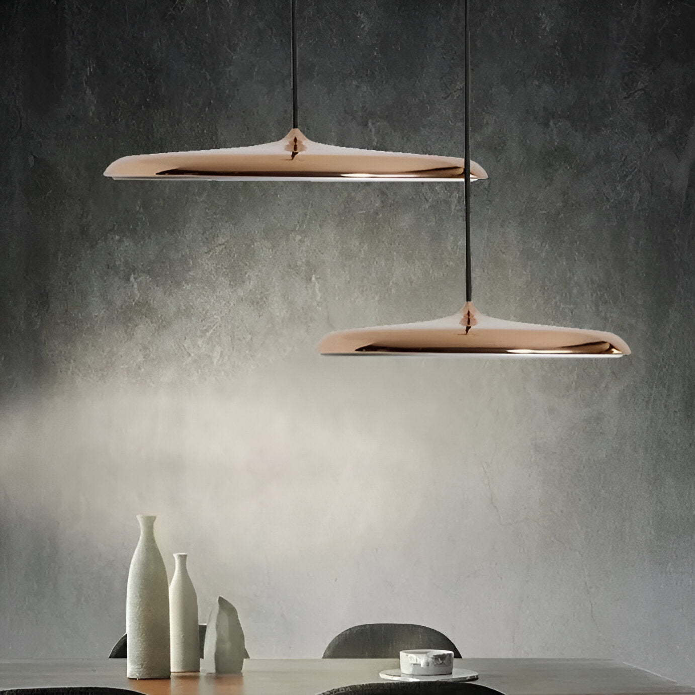 Modern pendellampa i metall med UFO-inspirerad design för matsal kök bar