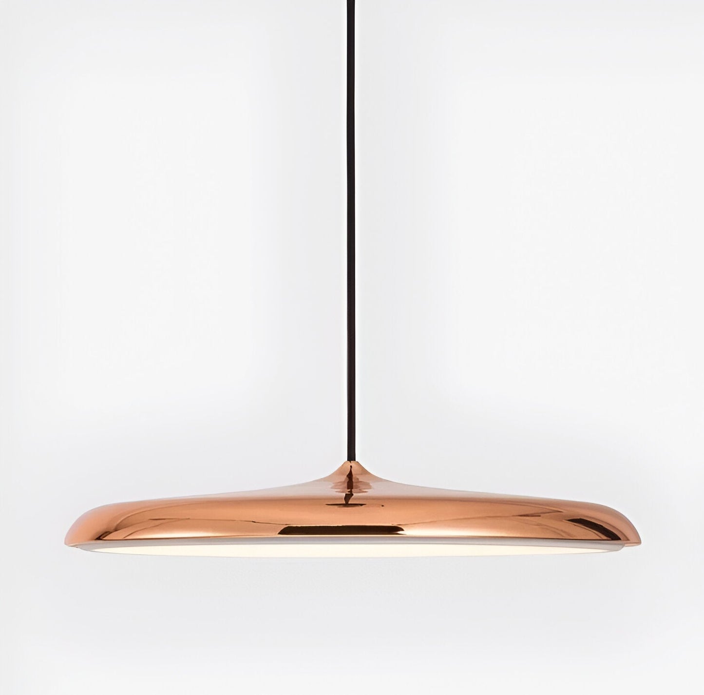 Modern pendellampa i metall med UFO-inspirerad design för matsal kök bar