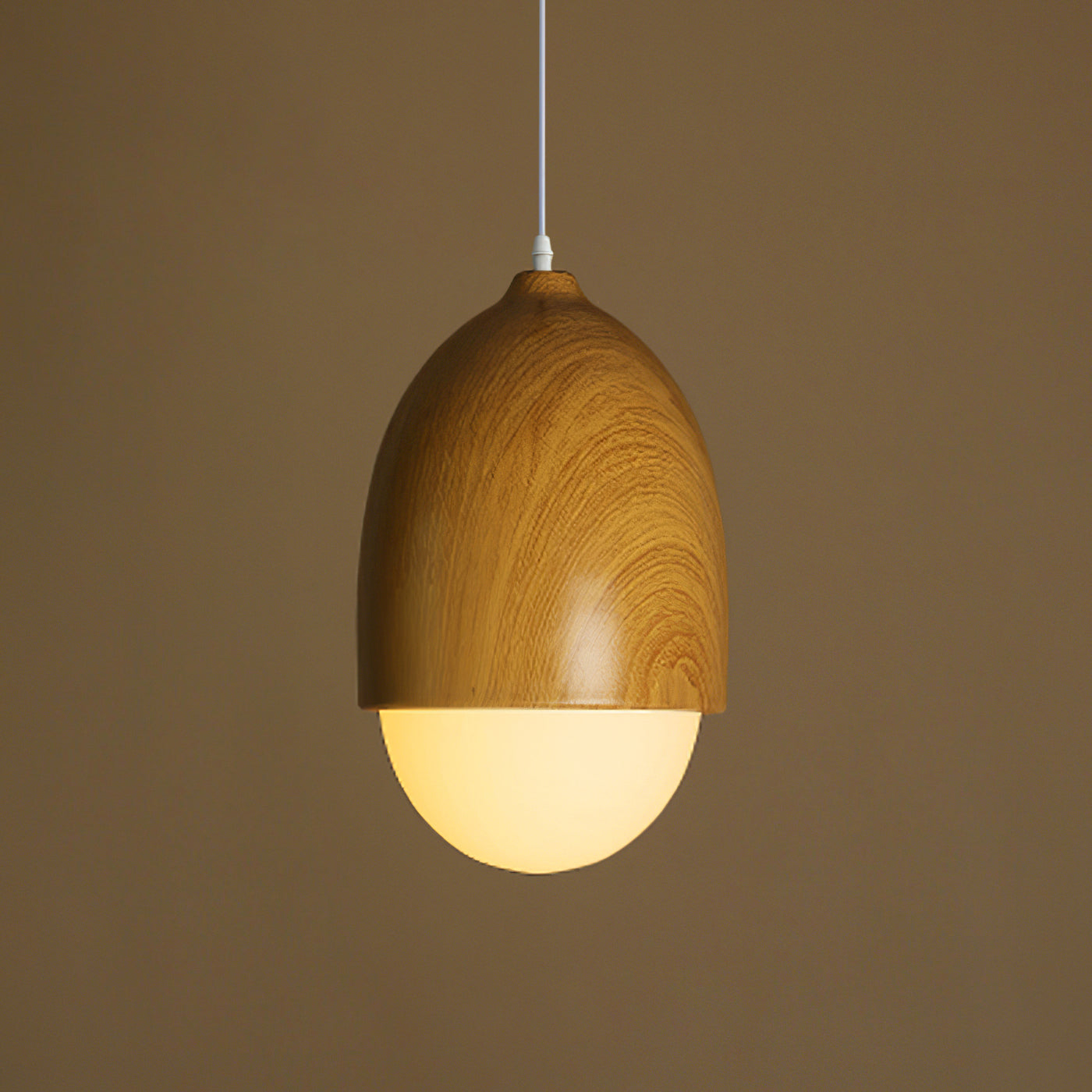 Modern taklampa i frostat glas och träfinish med justerbar höjd för kök matsal vardagsrum
