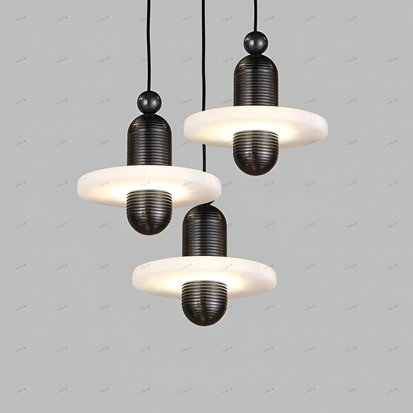 Modern alabaster taklampa i järn och marmorimitation med justerbar höjd