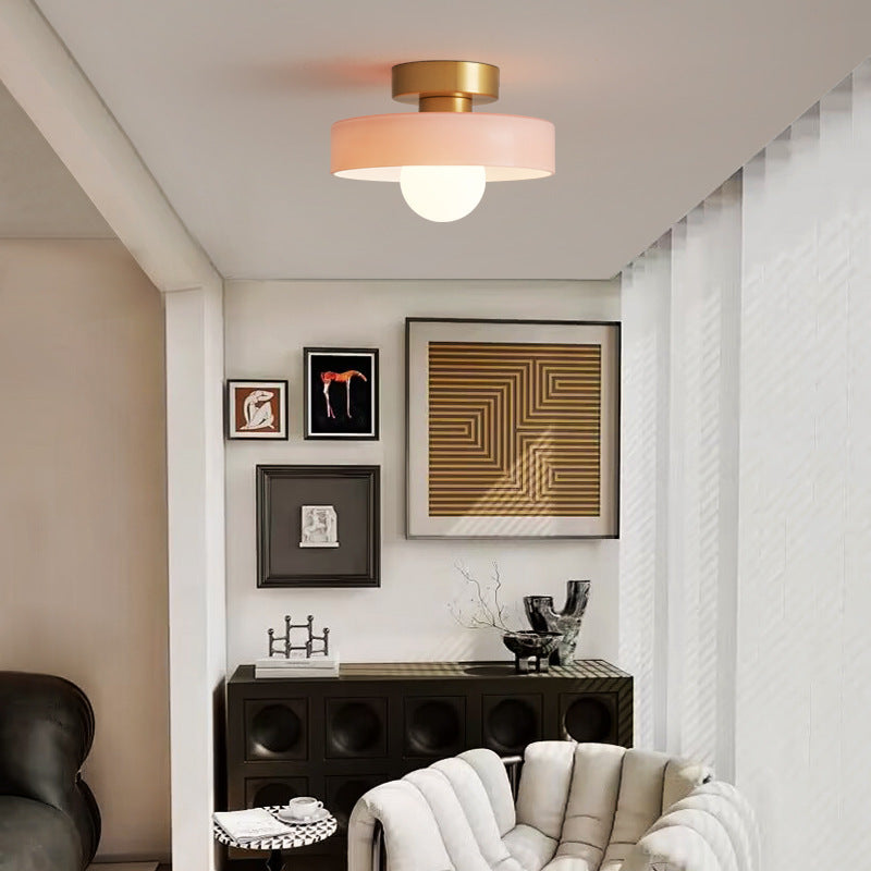 Modern rund taklampa i mässing och glas med geometrisk design