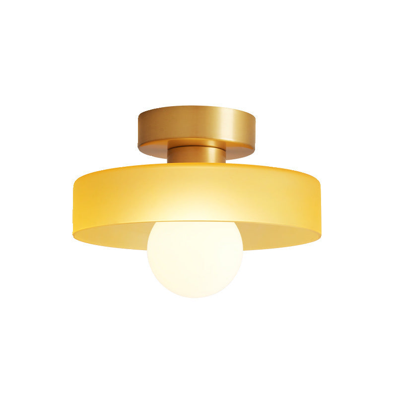 Modern rund taklampa i mässing och glas med geometrisk design