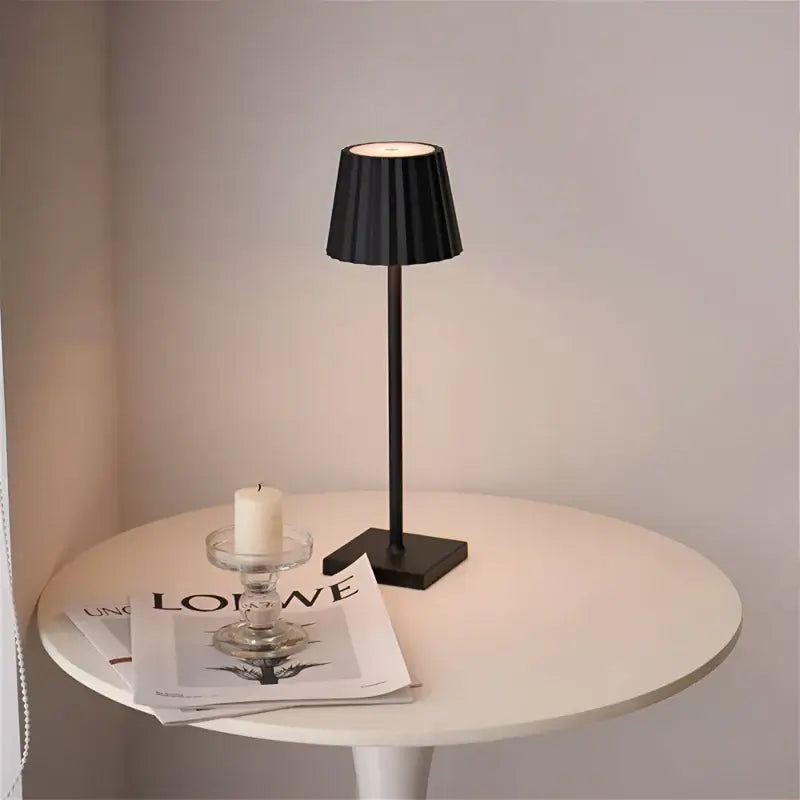 Trådlös bordslampa med touch funktion och dimbart LED ljus för flexibel belysning
