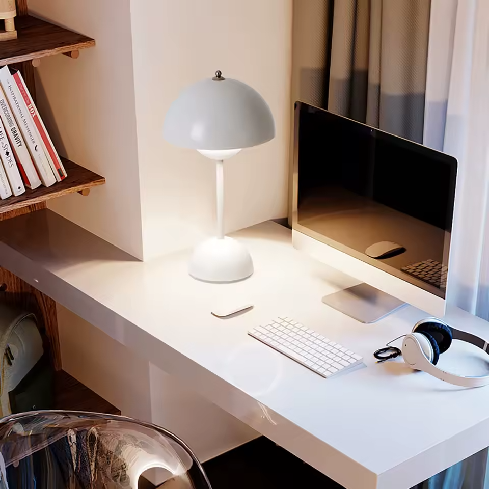 Luma | Blomformad portabel bordslampa med touchdimning och USB-laddning