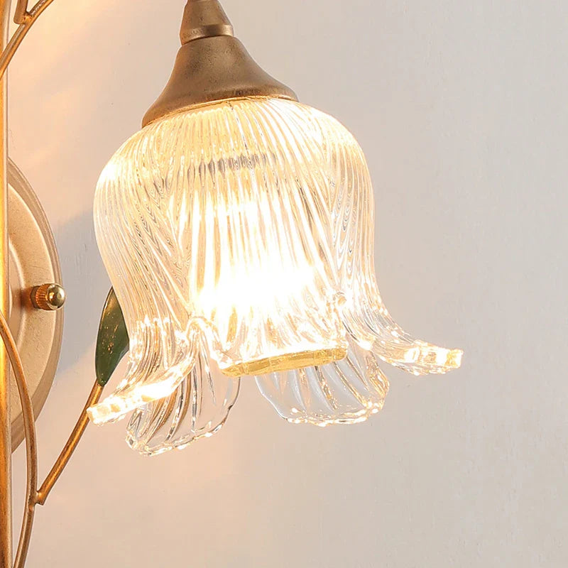 Fransk vägglampa i lantlig stil med blomformad glaskupa