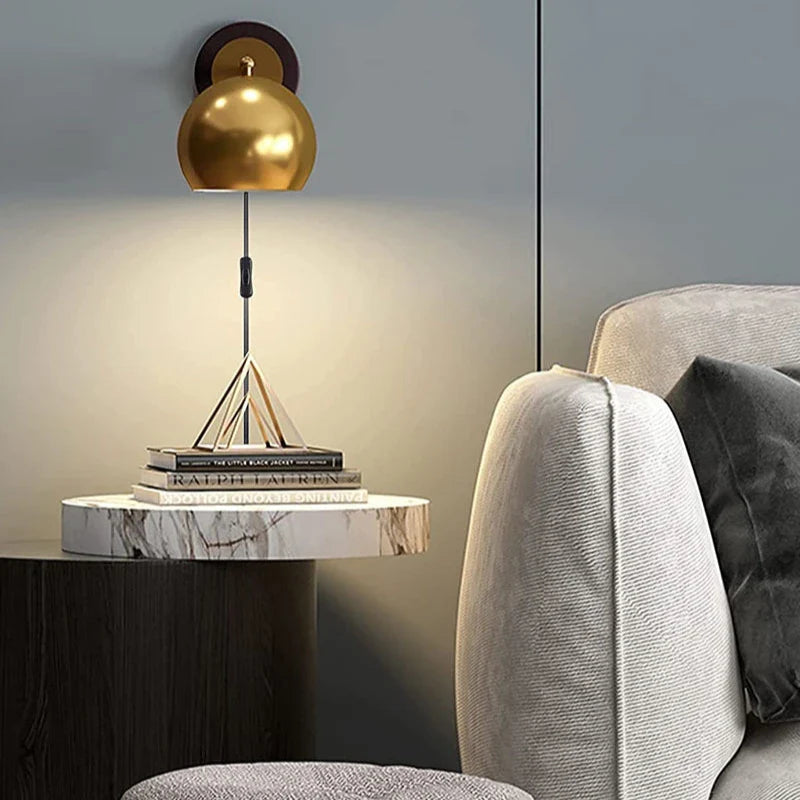 Vägglampa i vintage industriell stil med justerbar arm och gyllene finish