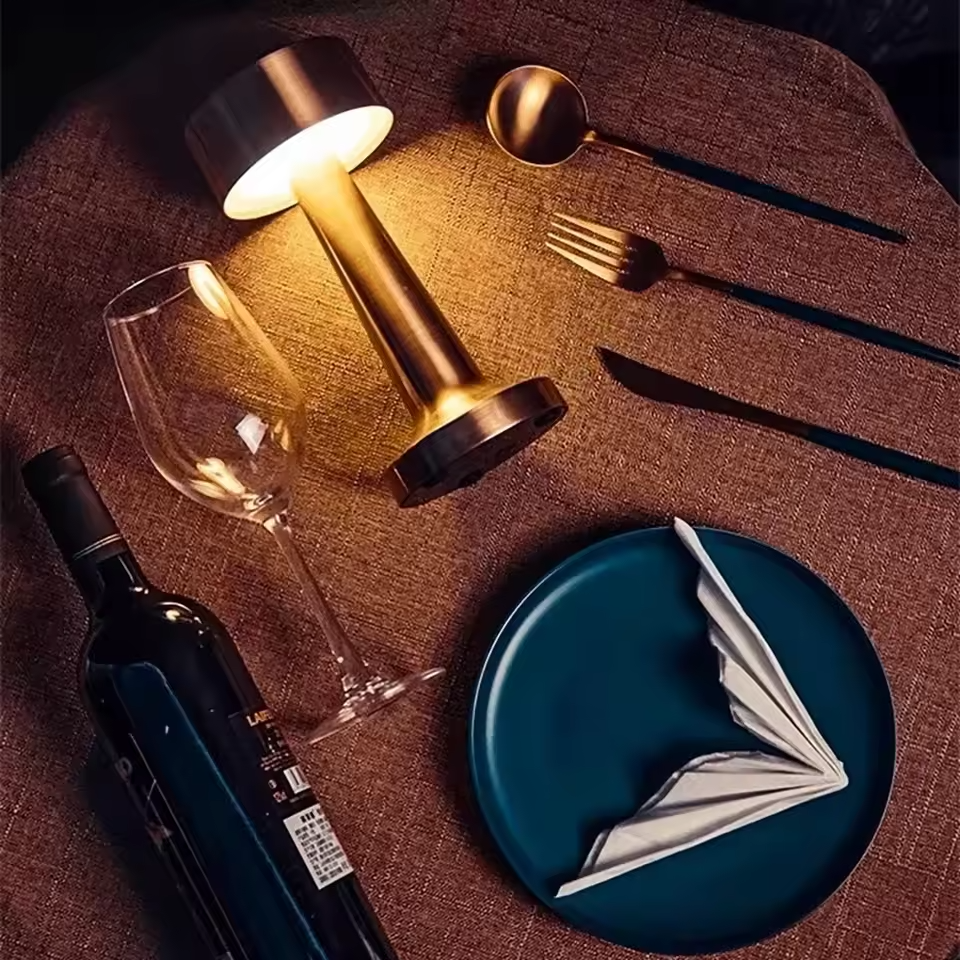 Auriel | Trådlös bordslampa i metall med vintagekänsla och elegant design