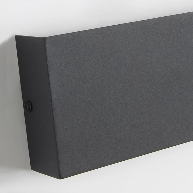 Rektangulär LED-vägglampa i metall med upp- och nedåtriktat ljus