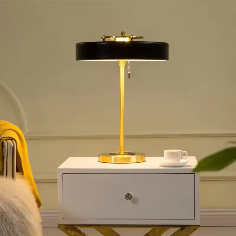 Noiré | Metall bordslampa med nedåtriktat LED-ljus och modern lyxig känsla