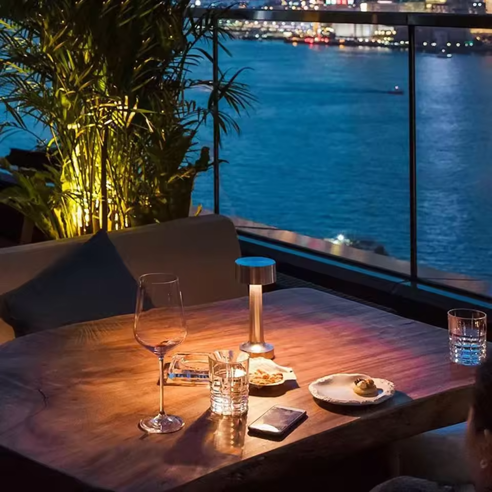 Auriel | Trådlös bordslampa i metall med vintagekänsla och elegant design