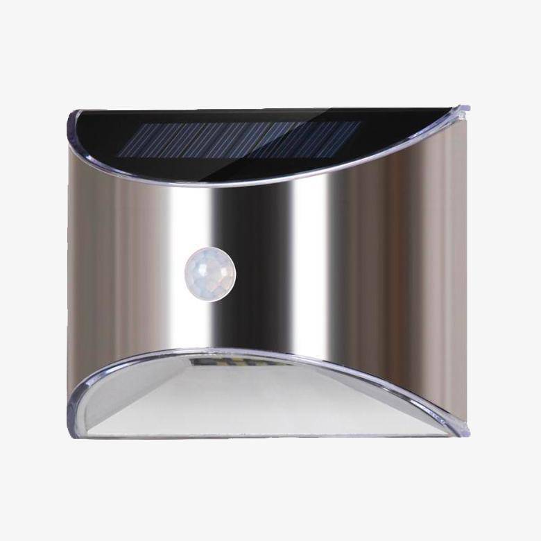 Liten vägglampa i metall – modern och kompakt design